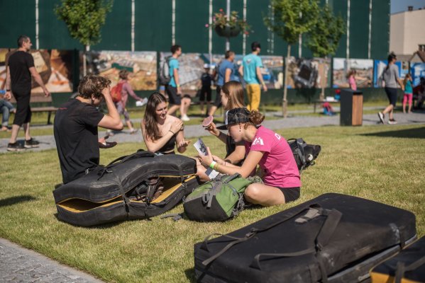 Street boulder contest