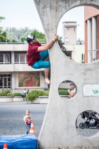 Street boulder contest