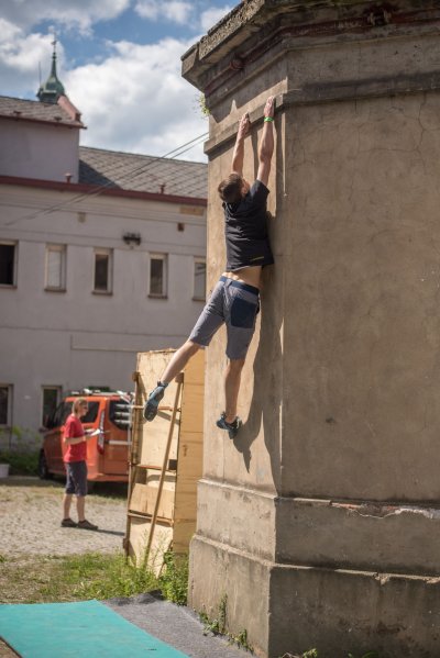 Street boulder contest