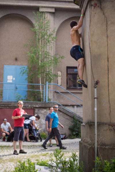 Street boulder contest