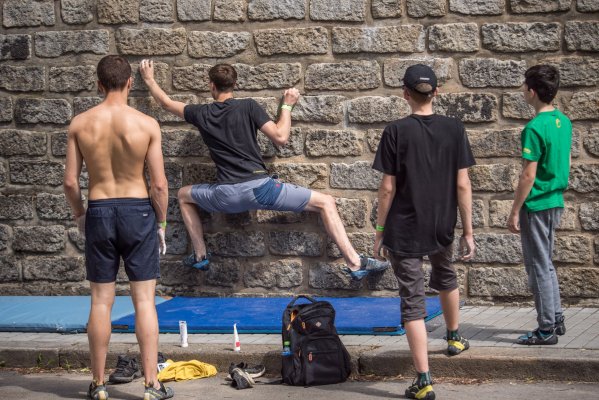Street boulder contest