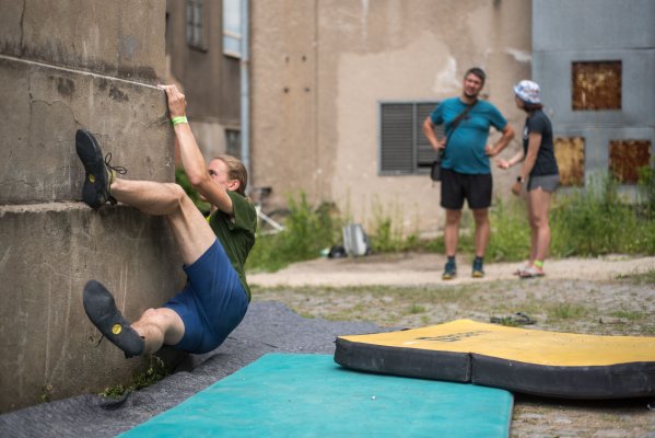 Street boulder contest