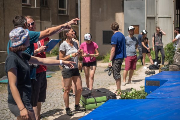 Street boulder contest