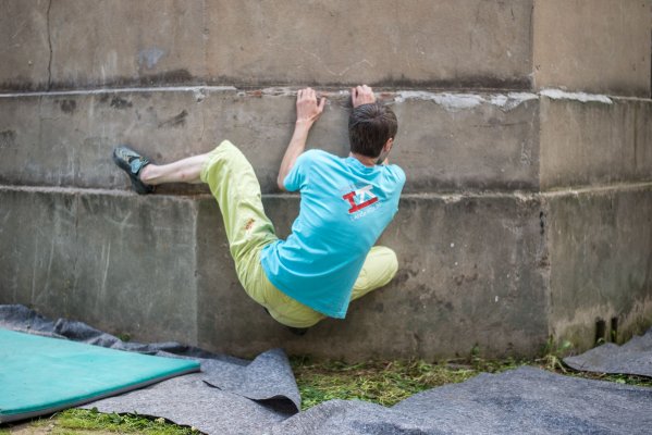 Street boulder contest