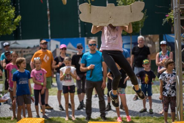 Street boulder contest