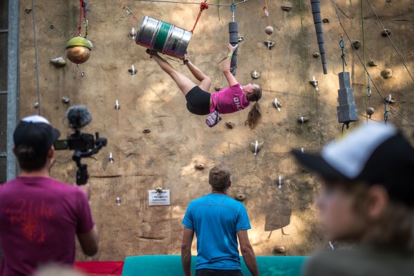 Street boulder contest