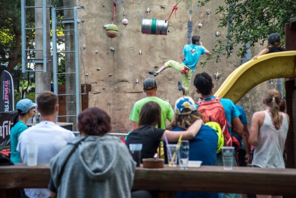 Street boulder contest