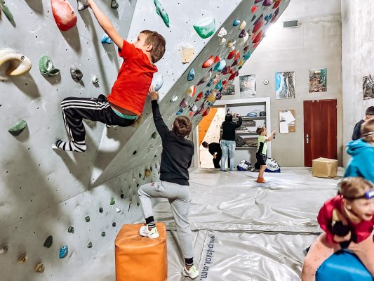 Lezení po tmě na boulderu
