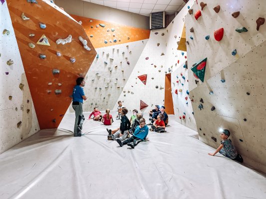 Lezení po tmě na boulderu