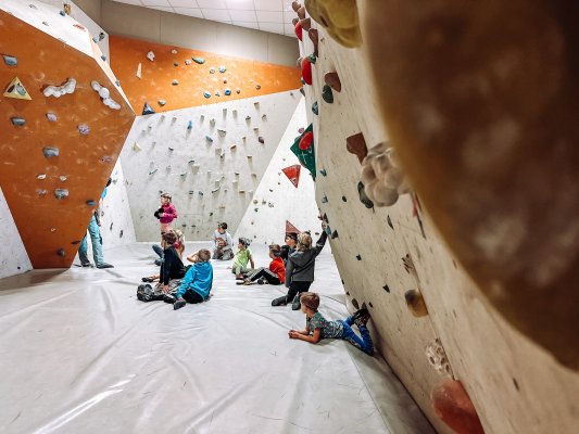 Lezení po tmě na boulderu