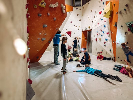 Lezení po tmě na boulderu