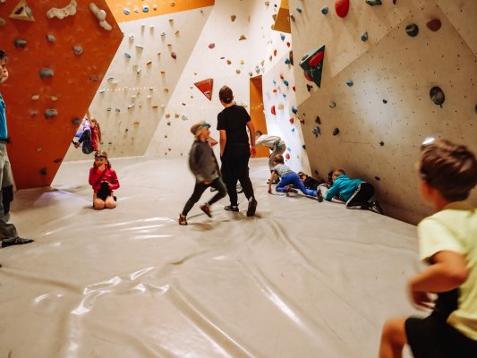 Lezení po tmě na boulderu