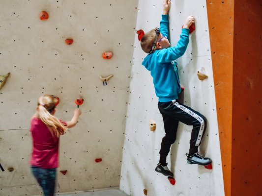 Lezení po tmě na boulderu