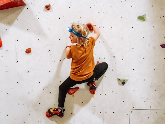 Lezení po tmě na boulderu