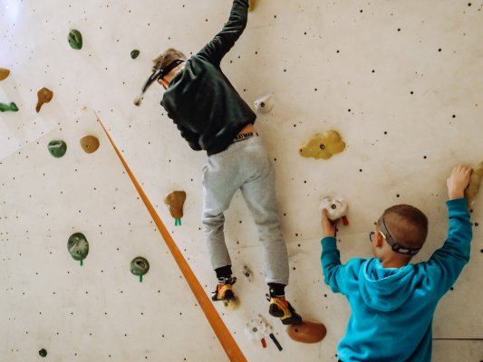 Lezení po tmě na boulderu