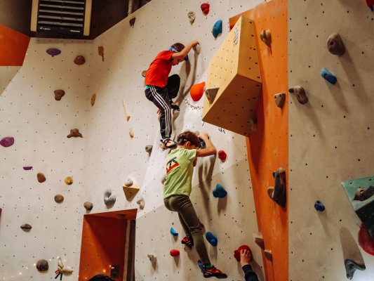 Lezení po tmě na boulderu