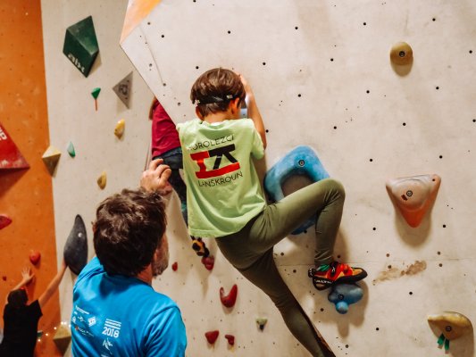 Lezení po tmě na boulderu