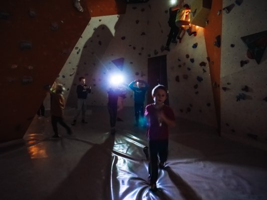 Lezení po tmě na boulderu
