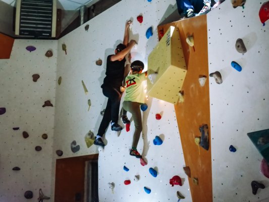 Lezení po tmě na boulderu