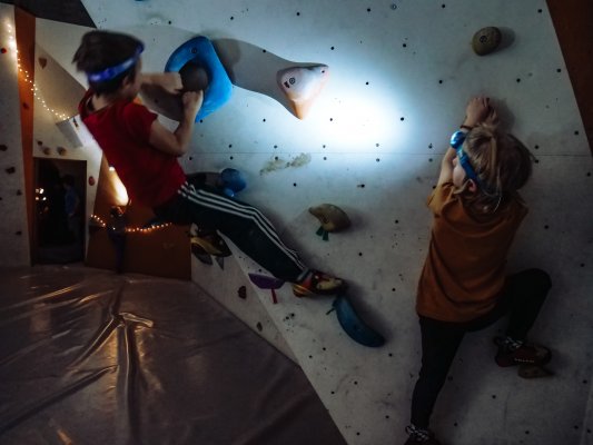 Lezení po tmě na boulderu
