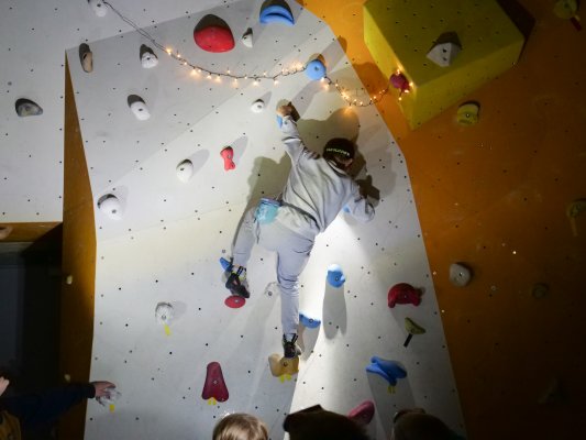 Lezení po tmě na boulderu