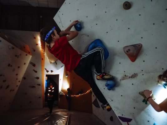 Lezení po tmě na boulderu