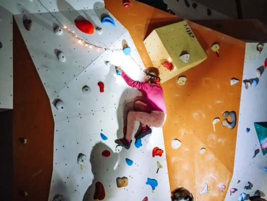 Lezení po tmě na boulderu