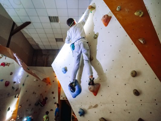 Lezení po tmě na boulderu