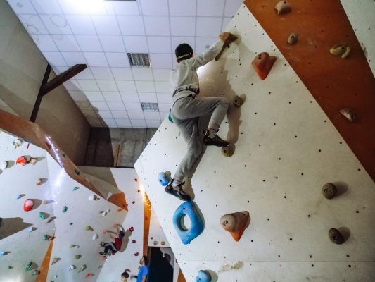 Lezení po tmě na boulderu