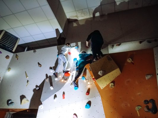 Lezení po tmě na boulderu