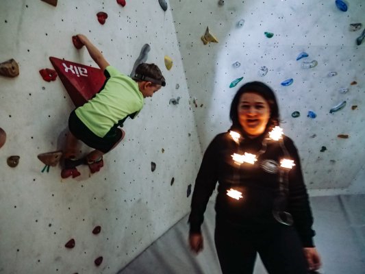 Lezení po tmě na boulderu