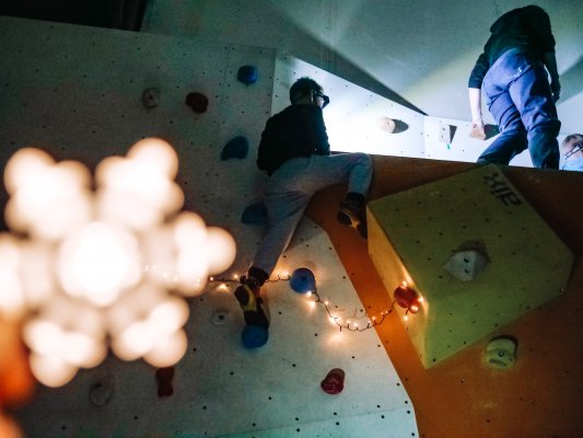 Lezení po tmě na boulderu
