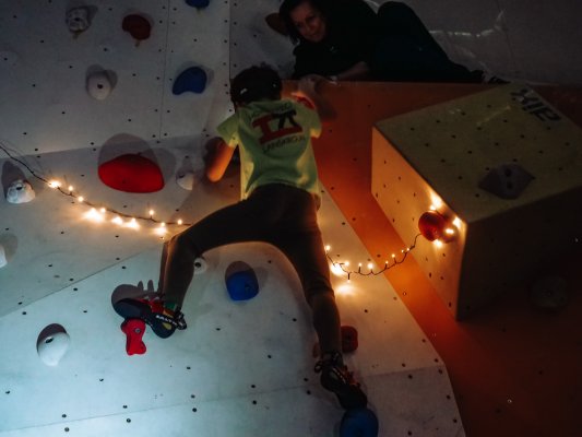 Lezení po tmě na boulderu
