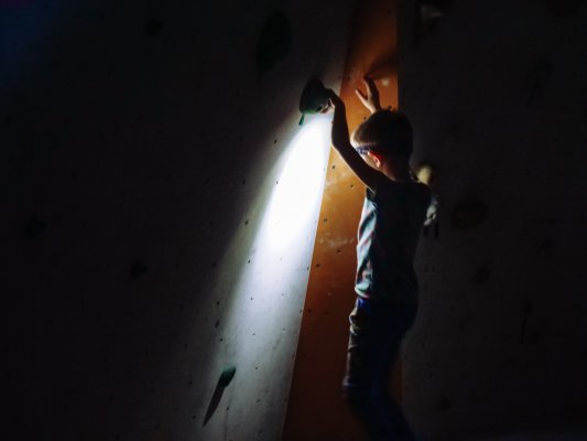Lezení po tmě na boulderu
