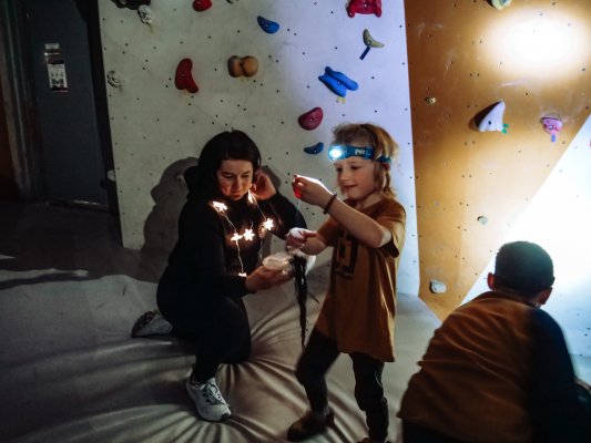 Lezení po tmě na boulderu