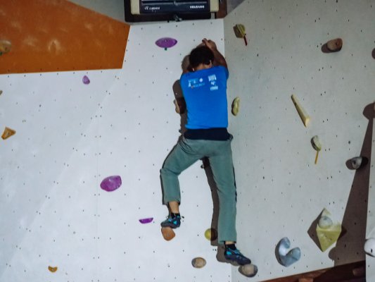 Lezení po tmě na boulderu